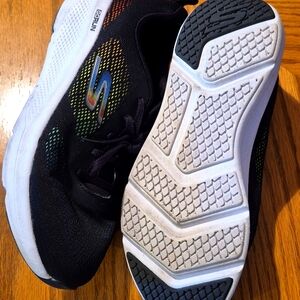 Skechers go run size 8
